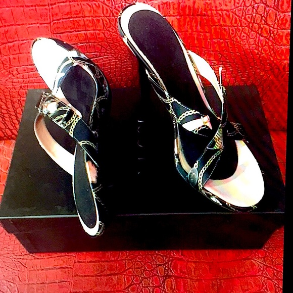 AUTHENTIC GUCCI PRINTED TECHNO CHARM SATIN SANDALS - Picture 2 of 8